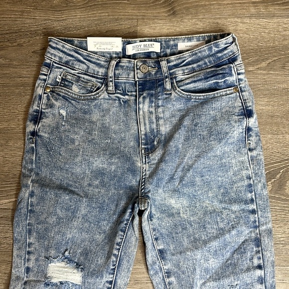NWT Judy Blue Women’s Skinny Fit High-Rise Distressed Jeans in Acid Wash Sz 3/26 - Picture 4 of 14